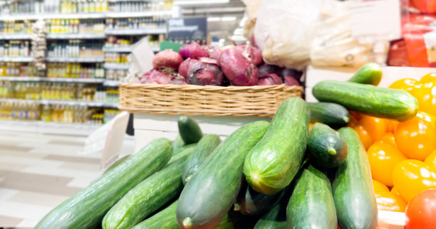 在市场上购买蔬菜(黄瓜、辣椒、西红柿)图片下载