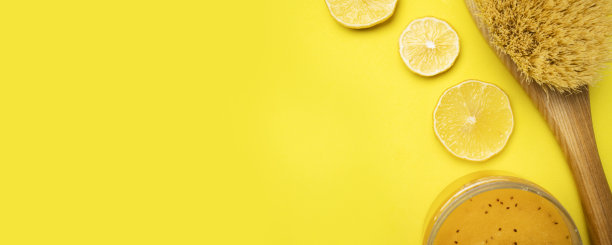 天然橙色水果糖身体磨砂膏，天然刷毛的木质刷，柠檬片在黄色背景。有机生态自制磨砂膏。美容护理理念。剥皮化妆品图片下载