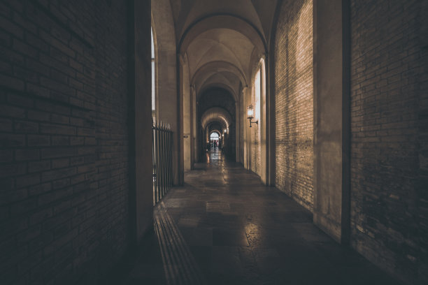 哥本哈根城内有拱廊的古老通道图片下载