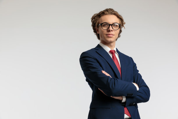 商人交叉双臂，微笑着看向别处图片下载