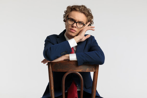 商人靠在木椅上，摸着脸图片下载