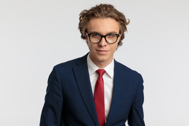 商人对着镜头微笑图片下载