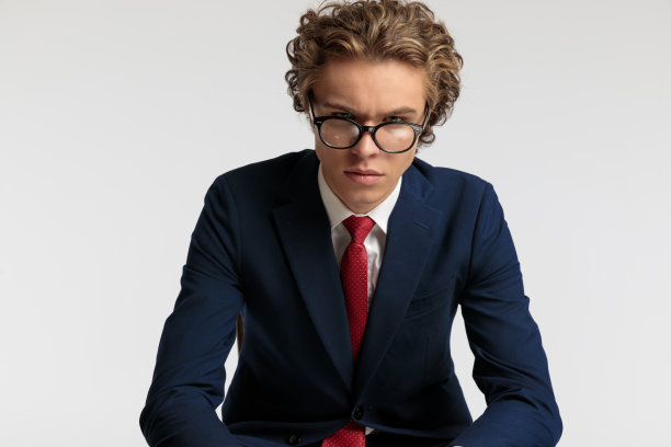 商人看着眼镜与强硬的氛围图片下载