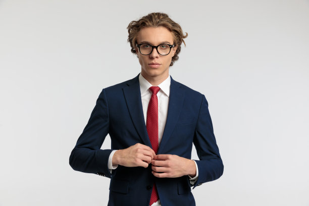 商人合上西装外套图片下载