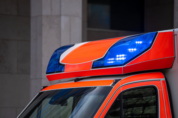 有蓝色闪光灯的急救车图片下载