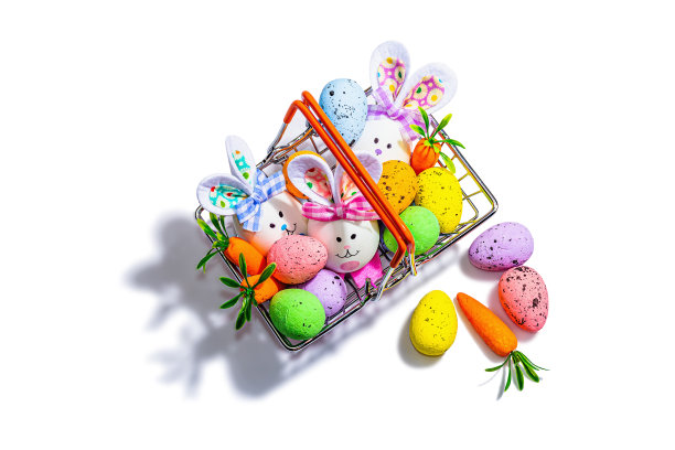 复活节促销概念。购物篮与节日的象征-兔子，蛋，鸟，传统的装饰图片下载