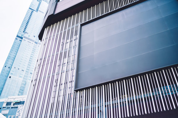 城市景观与建筑立面上的空广告牌图片下载