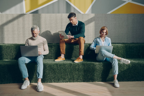 自信的商务人士一起在创意空间中使用技术图片下载