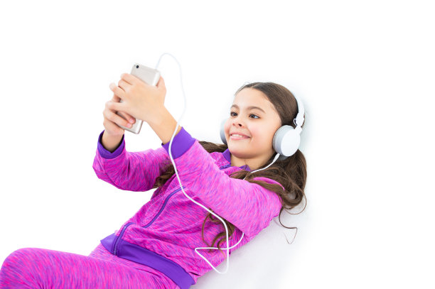 微笑的少女用手机自拍的照片图片下载