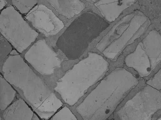 鹅卵石瓷砖街道与大石头，俯视图。古老的石头地板。旧人行道的海报，日历，帖子，屏幕保护程序，壁纸，明信片，封面，网络。灰色调高质量的照片图片下载