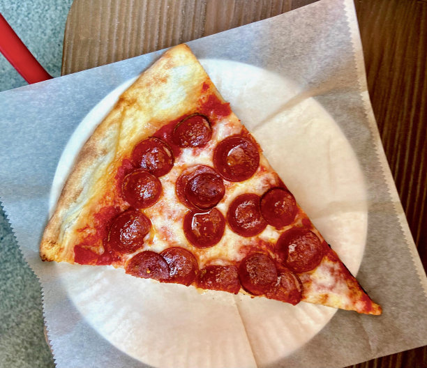 一片意大利辣香肠披萨图片下载