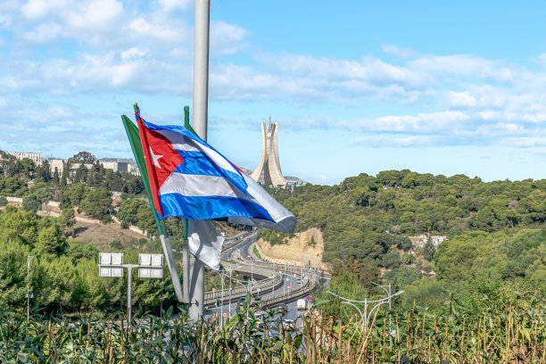 在阿尔及尔的古巴国旗。图片下载