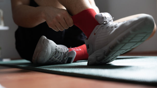 特写男人在家里锻炼图片下载