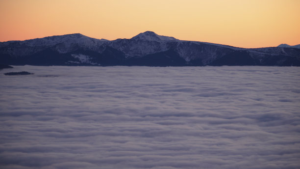 日出在雪山和雾中图片下载