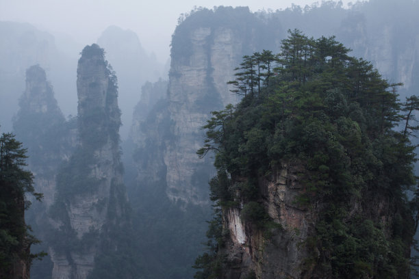 湖南省张家界国家森林公园的天子山图片下载