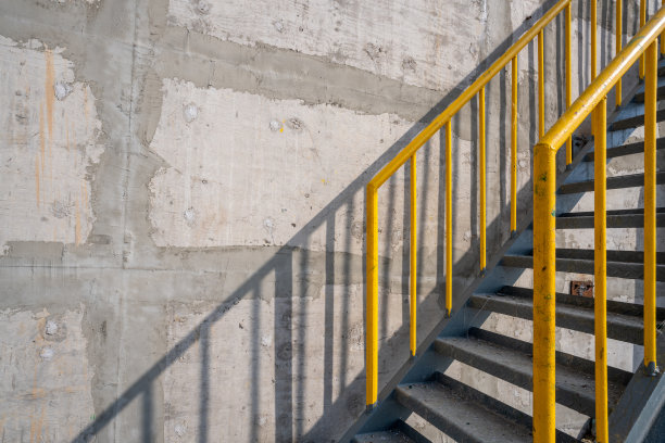 正在施工的工厂大楼的楼梯特写图片下载