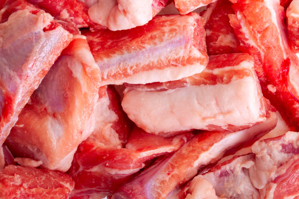 骨头上的肉块。特写镜头图片下载