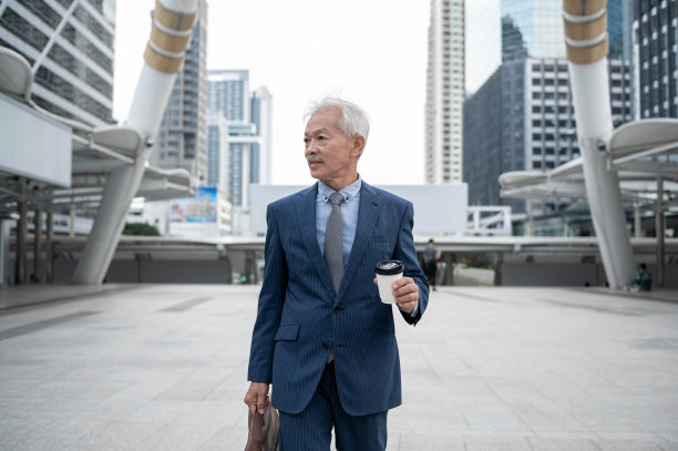 现代都市亚洲资深成熟中年商人形象图片下载
