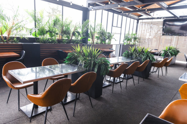 现代咖啡馆内部与户外用餐区图片下载