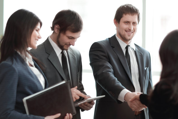 关闭了。业务团队和业务合作伙伴握手图片下载