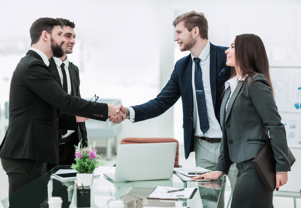 商务合作伙伴在签订合同后握手图片下载