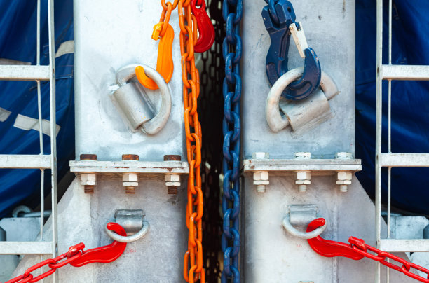 在拉力作用下，带钩的多色链条支撑着钢结构。图片下载