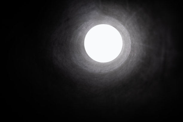 尽头有光的黑暗隧道图片下载