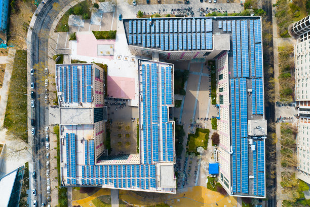 建筑顶部的太阳能电池板图片下载