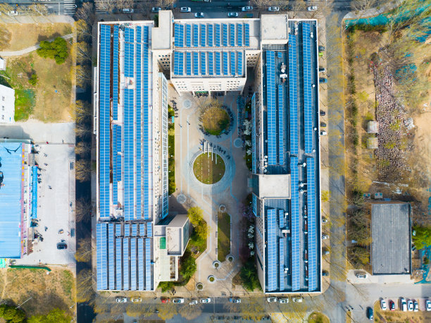 建筑顶部的太阳能电池板图片下载