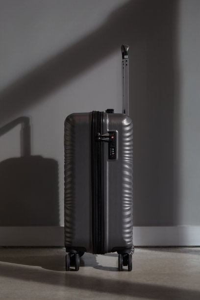 灰色墙壁上的黑色手提箱图片下载