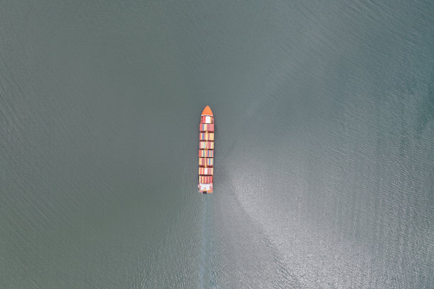 运输中的集装箱货船鸟瞰图。图片下载