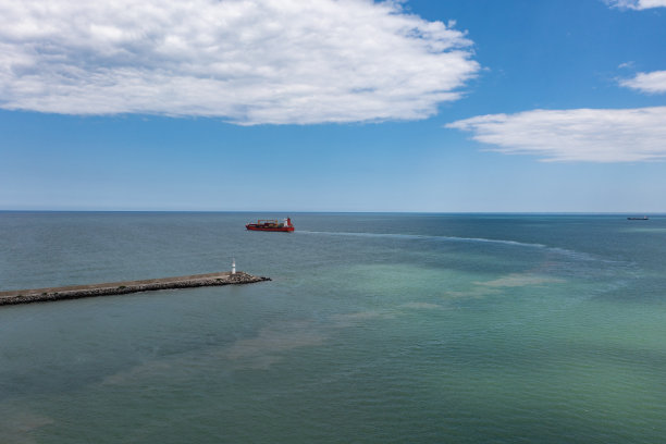 运输中的集装箱货船鸟瞰图。图片下载