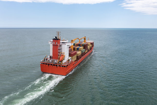 运输中的集装箱货船鸟瞰图。图片下载