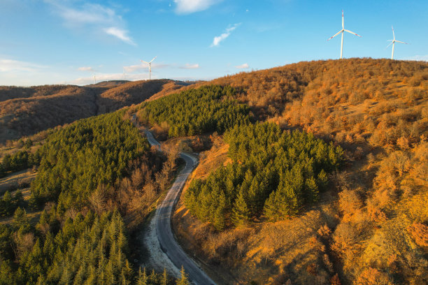 日落时的风力发电机。清洁能源生产图片下载