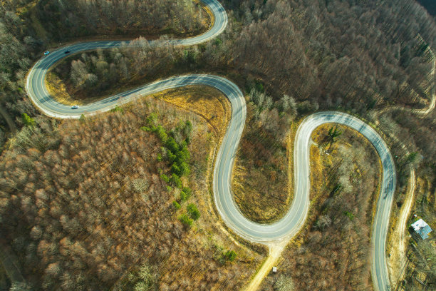 蜿蜒的山路在树木繁茂的地区。生态方法图片下载