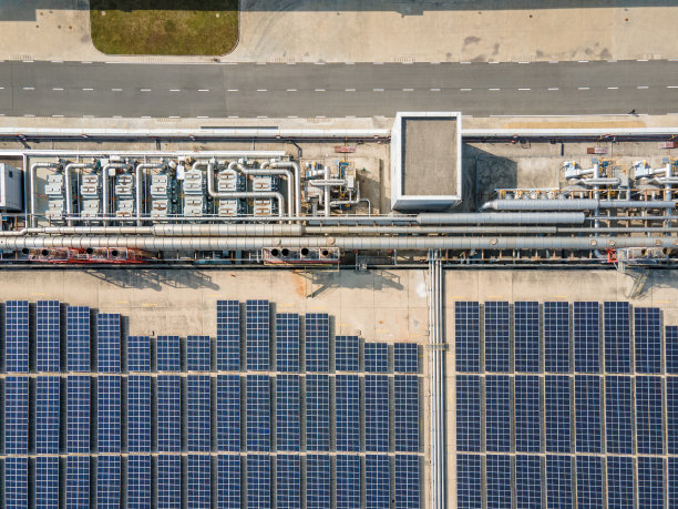 工厂屋顶安装清洁能源、光伏太阳能电池板图片下载