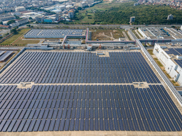 工厂屋顶安装清洁能源、光伏太阳能电池板图片下载