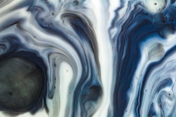 蓝色颜料和油混合的抽象形状图片下载