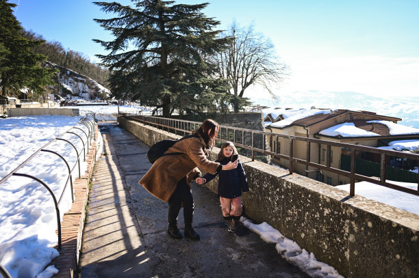 家庭旅行概念。母亲和女儿在户外自拍。图片下载