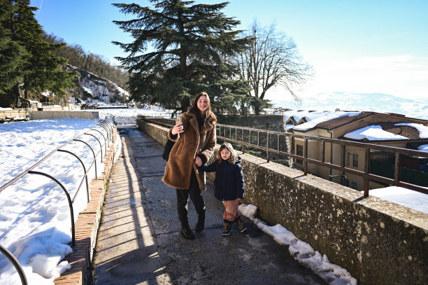 在冬天，幸福的一家人在户外散步。图片下载