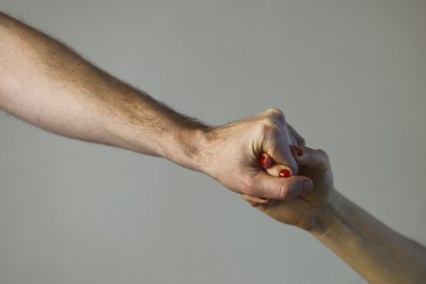 男人和女人牵手图片下载