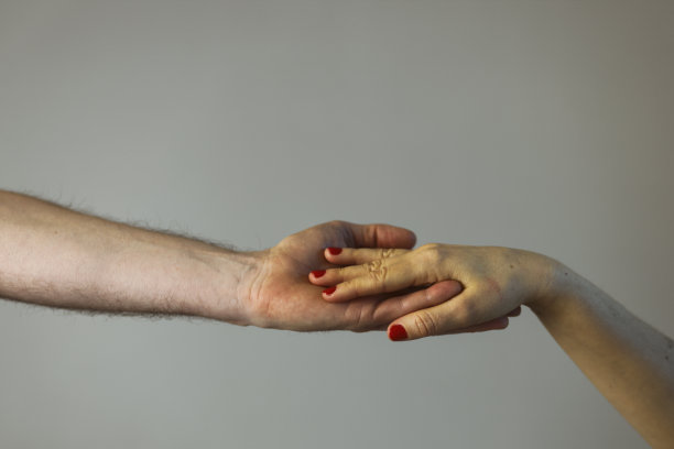 男人和女人的手触摸图片下载