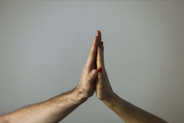 男人和女人击掌图片下载