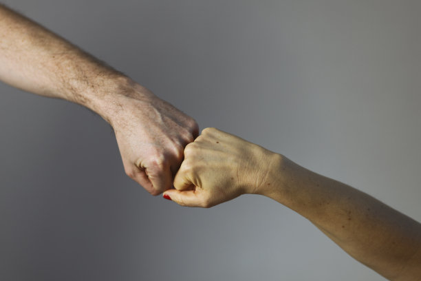 男人和女人的手触摸图片下载