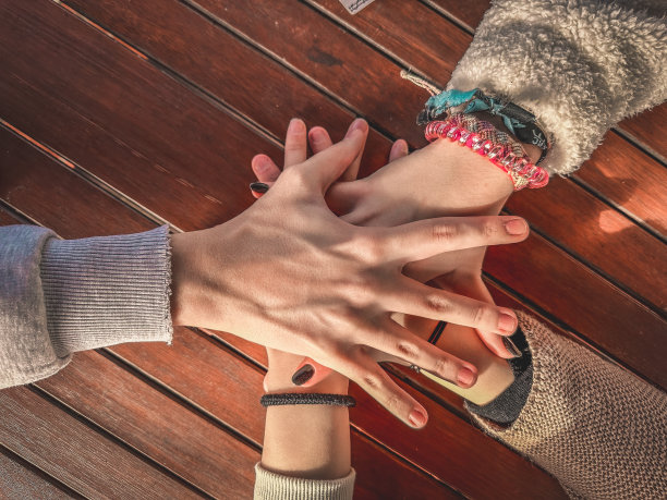 近距离拍摄的双手紧握在桌子上图片下载