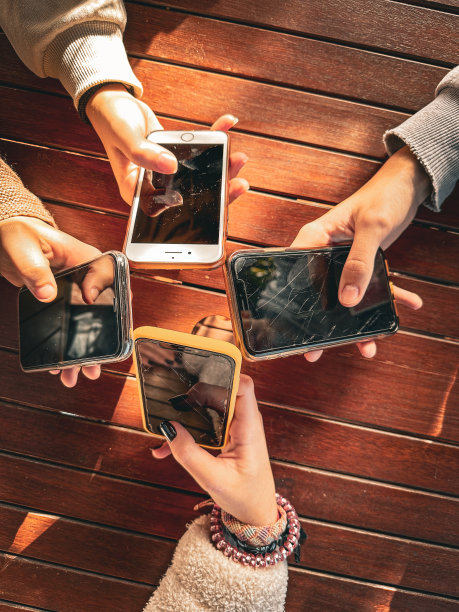 特写镜头的手拿着手机在一起图片下载