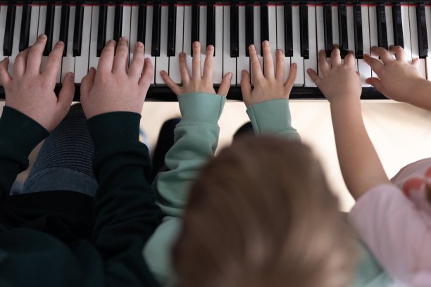 兄弟姐妹在弹钢琴图片下载