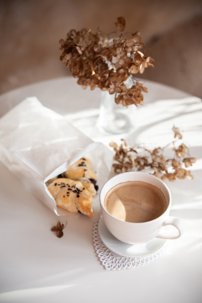 早上的早餐:咖啡和羊角面包图片下载