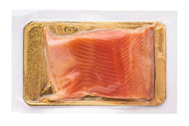 白色背景真空包装三文鱼片。孤立的对象作为设计的元素图片下载