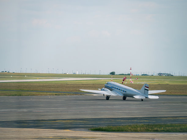 银色复古活塞发动机螺旋桨客机客机跑道上没有人图片下载